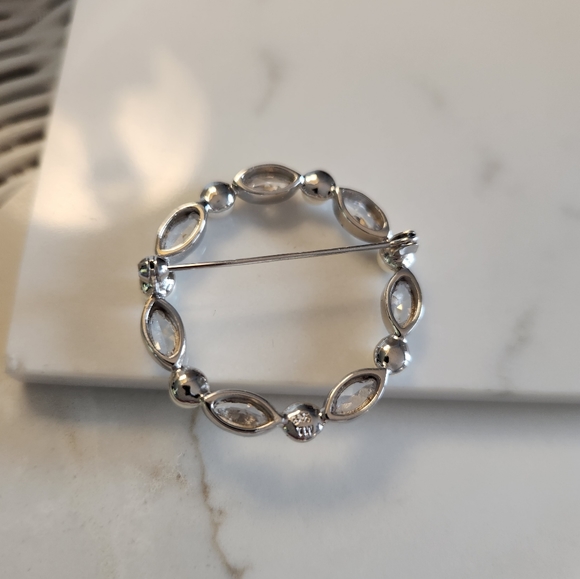 925 Sterling Silver ,real cultured pearl & Clear CZ in a Circle design brooch - Picture 6 of 7